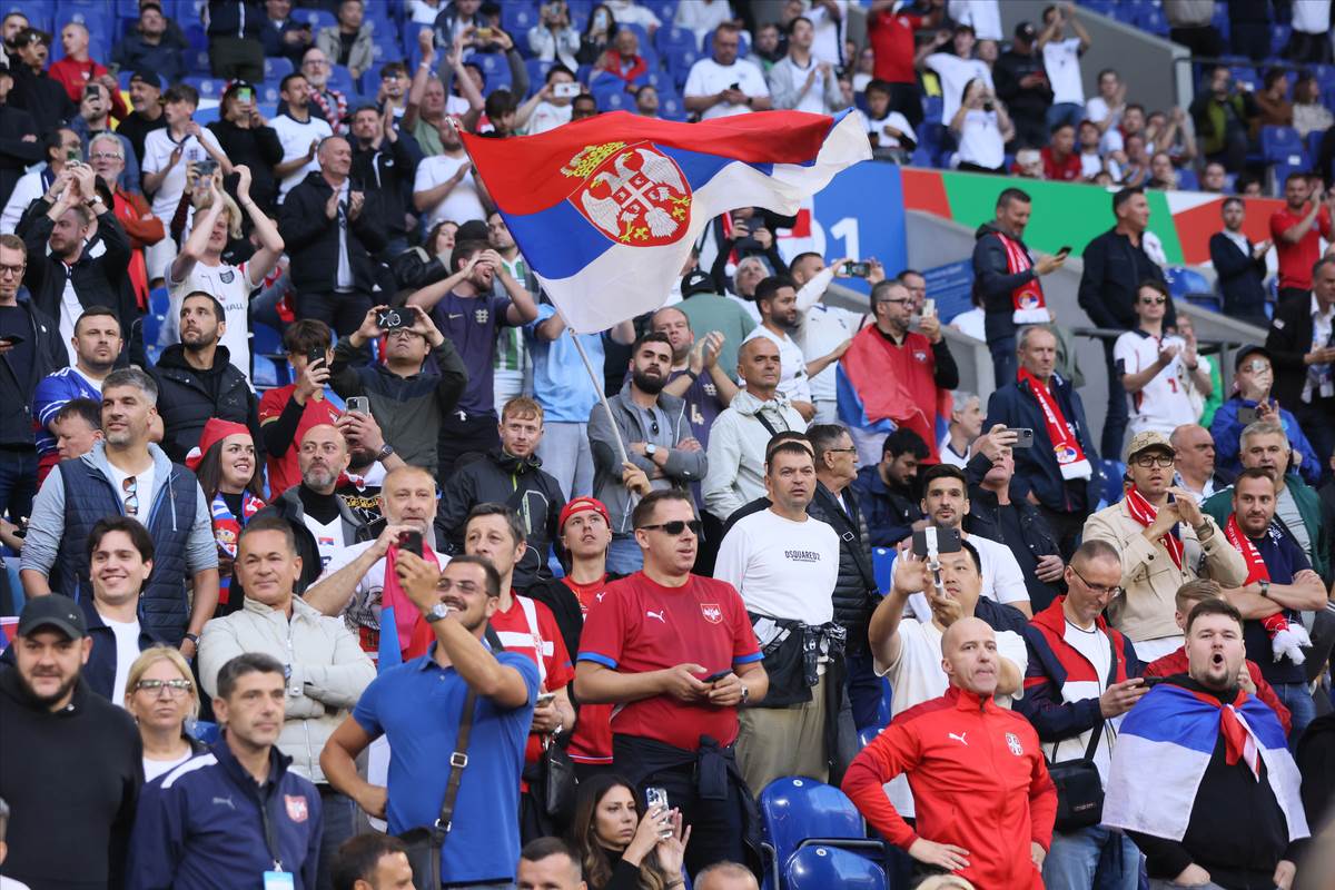  Srbija Engleska navijači 