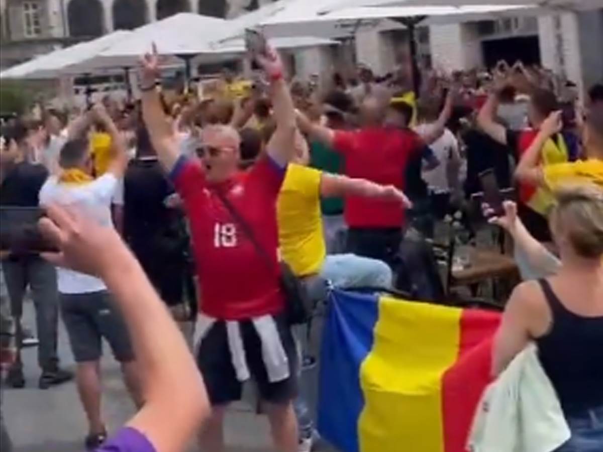  Srbin sa navijačima slavio pobedu Rumunije protiv Ukrajine 