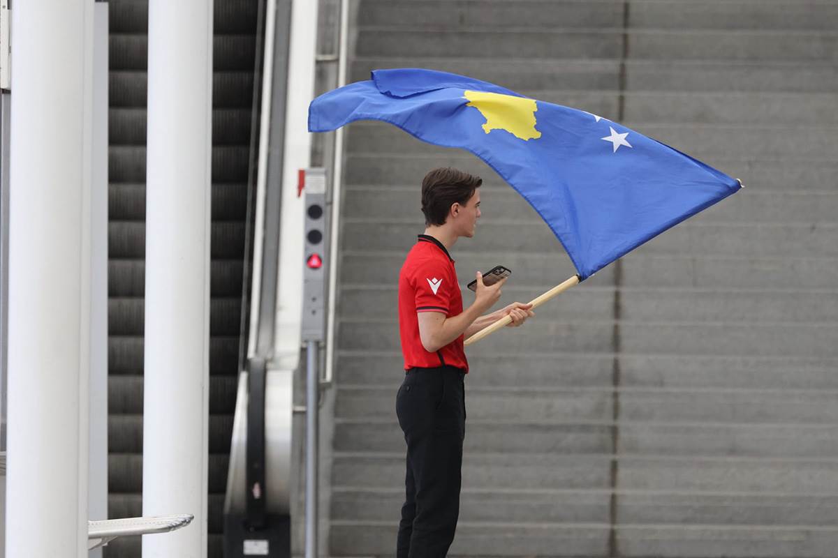  Navijač sa zastavom tzv Kosova provocirao pred meč Srbije 