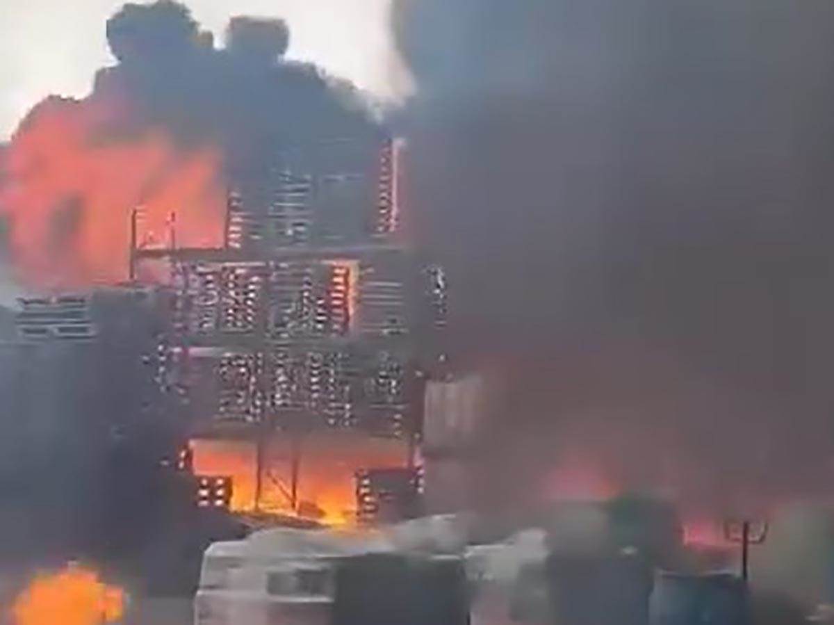  Ogroman požar u fabrici u industrijkoj zoni u Šidu. Gori fabrika boja i lakova 