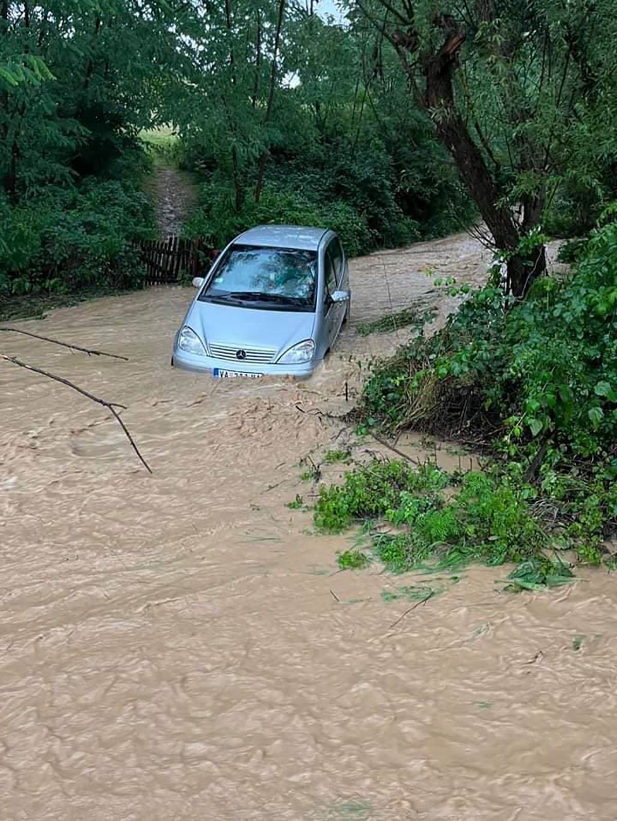  Poplavljene kuće i putevi u Ljigu, razmatra se uvođenje vanredne situacije 