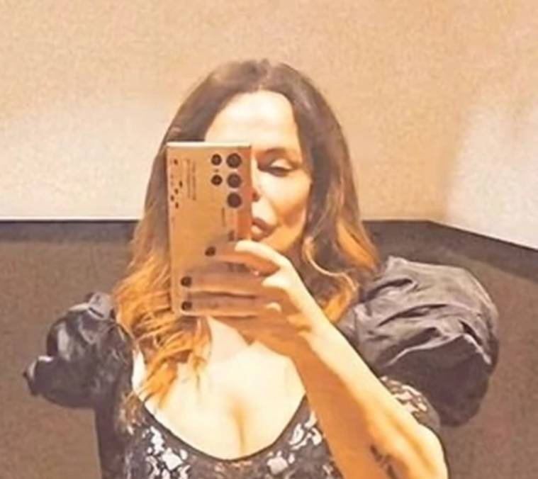  Srpska glumica pozirala u goloj haljini između pisoara u muškom toaletu 