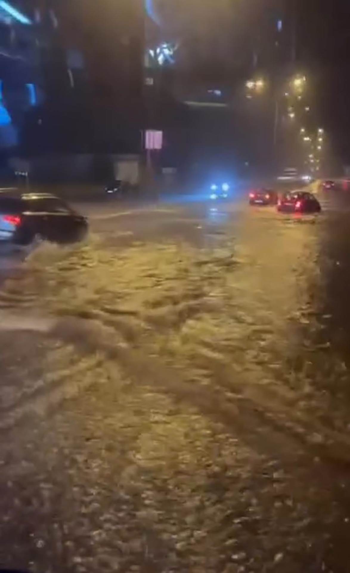  Poplavljene ulice u Beogradu, saobraćaj jedva funkcioniše 
