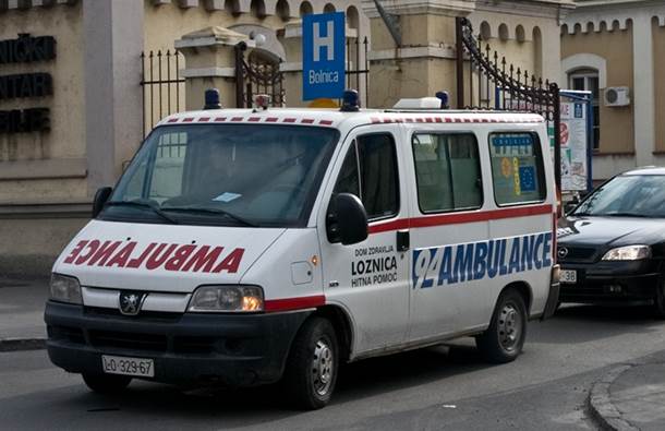  Beograd: Auto uleteo u kuću, povređena devojka 