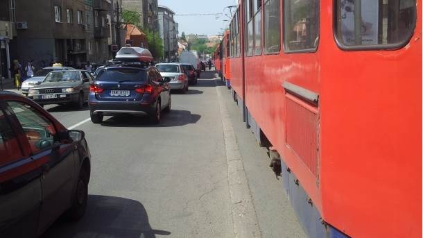  Džip izbacio tramvaj iz šina, troje povređenih 