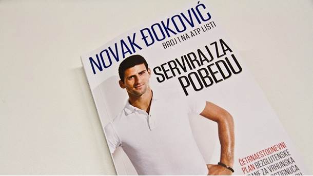  Novak Đoković "servira" testeninu 