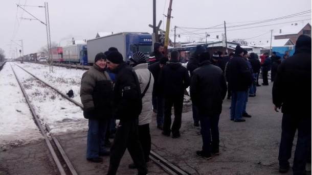  Radnici Želvoza blokirali i put i prugu 