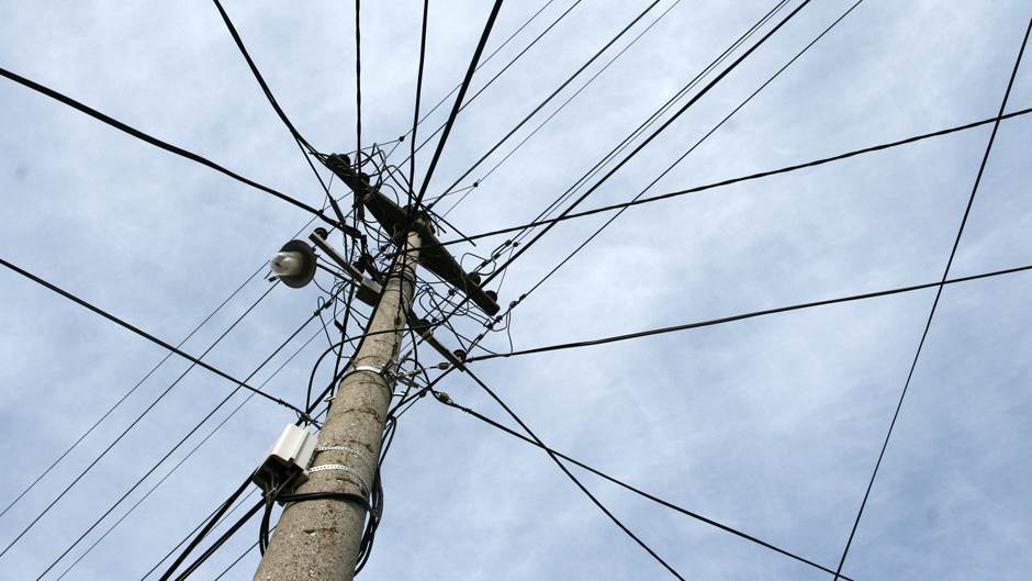  Šabac: Električni stub pao usled nevremena, ubio ženu na mestu 