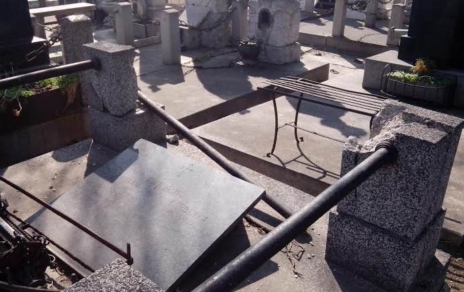  Srbi obišli oskrnavljene grobove u južnoj Mitrovici 
