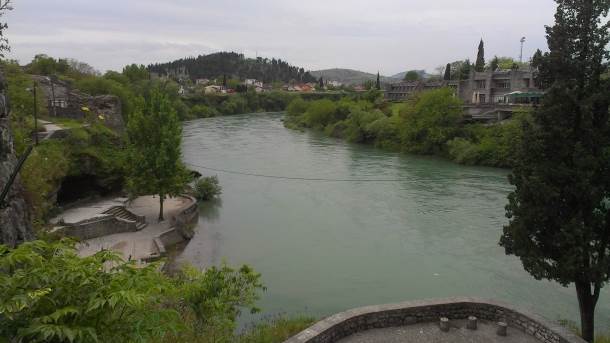  Podgorica: Devojka pala sa zidina na Skalinama i poginula 