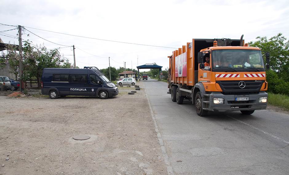  MONDO: Policija čuva deponiju u Vinču, građani ogorčeni zbog dalekovoda 