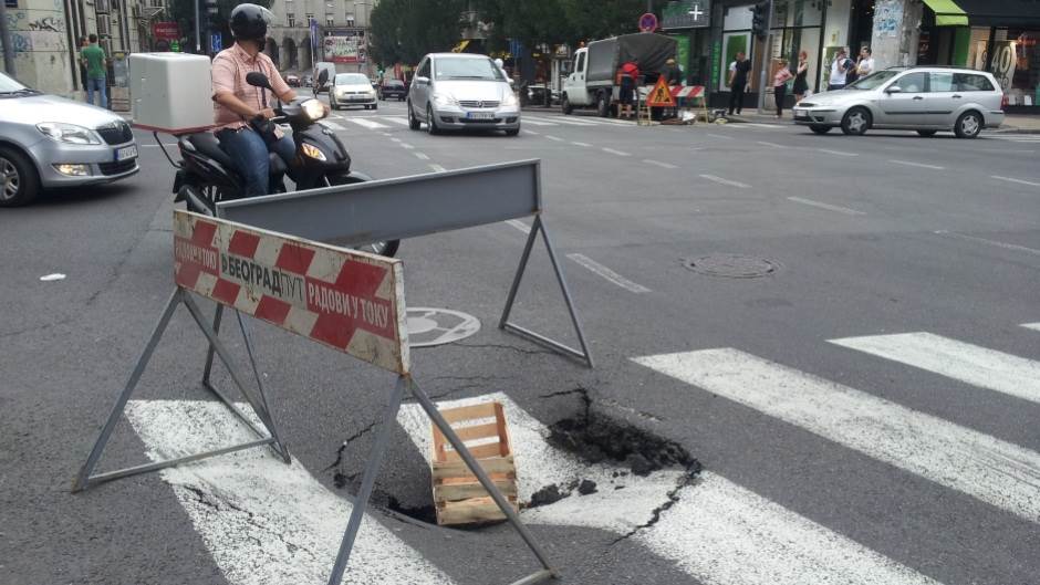  Beograđani tuže grad zbog rupa na trotoaru 