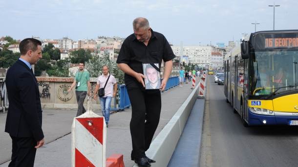  Protest oca stradalog mladića na Brankovom mostu 