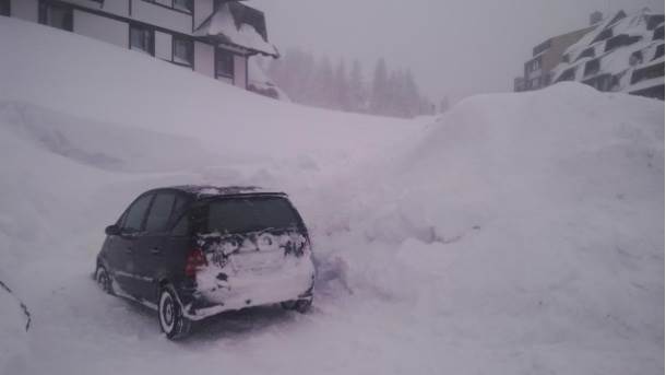   Hrvatska - Sneg u Gorskom kotaru zavejao automobile na putu 