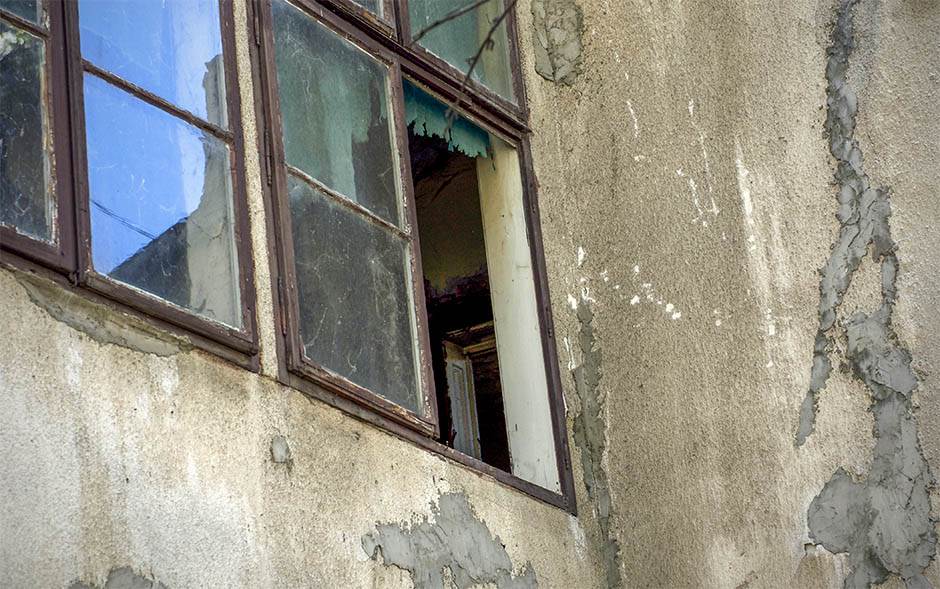  Kosovo, Klina: Kamenovane kuće Srba povratnika 