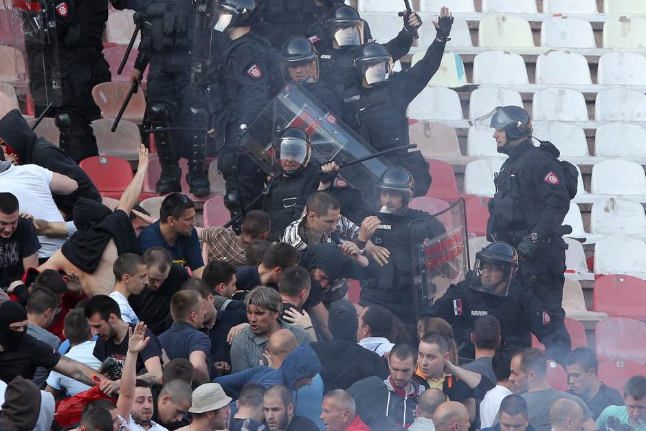  Policija: Povređeno 35 policajaca, uhapšen 41 navijač 