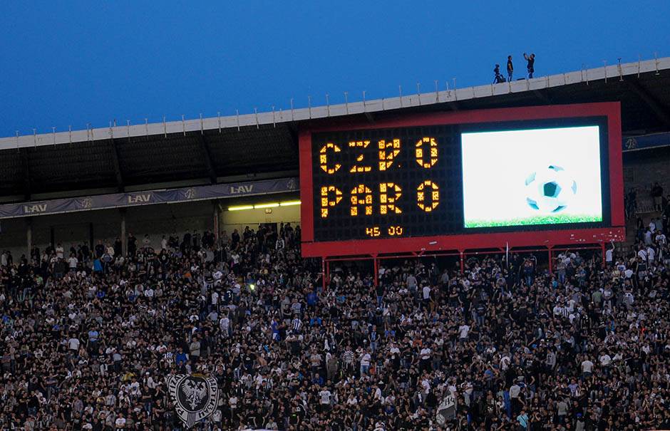  Crvena zvezda i Partizan pred punim stadionom 