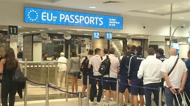  Fudbaleri Vojvodine i Hajduka sreli su se na aerodromu u Pragu 
