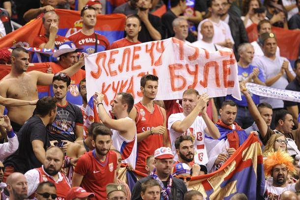  Sporni transparent navijača Srbije na Eurobasketu 