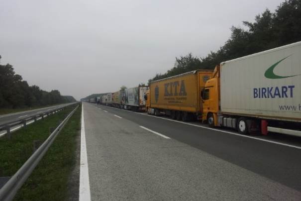  Batrovci blokirani, bune se kamiondžije iz Makedonije 