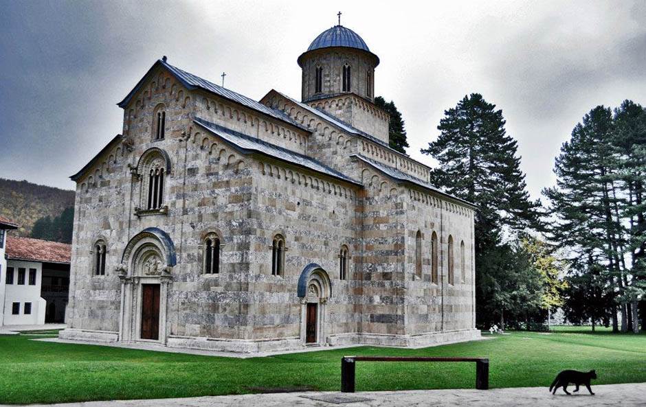  Kosovo: Albanci prete zatvaranjem manastira Visoki Dečani 