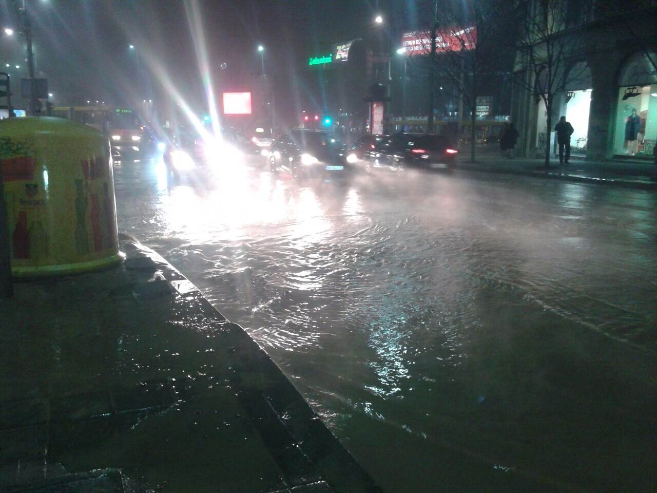  Pukla cev u Kolarčevoj, ulica pod vodom 