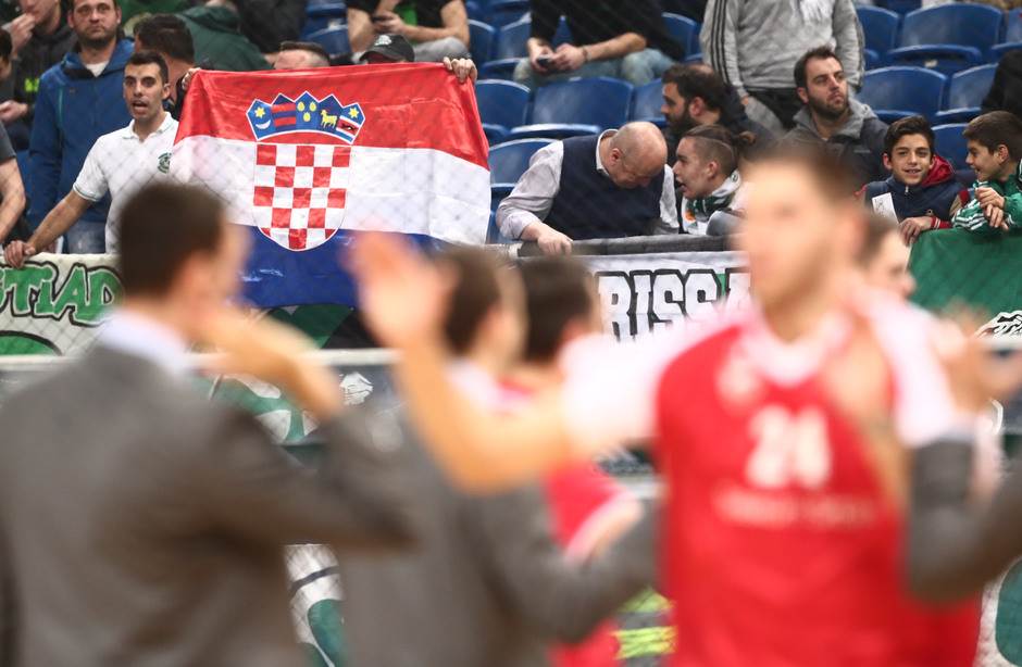  Navijači Panatinaikosa pokazali hrvatsku zastavu 