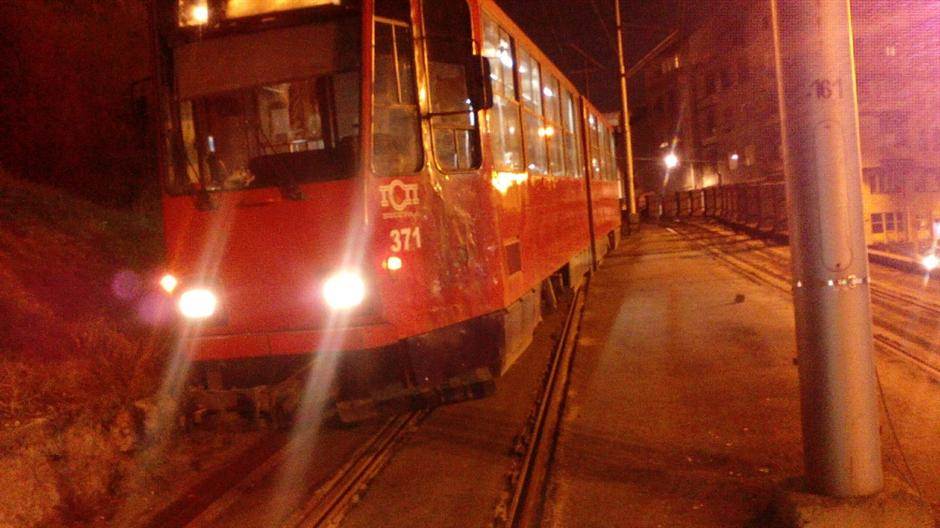  Beograd: Tramvaj na liniji 2 izleteo iz šina 
