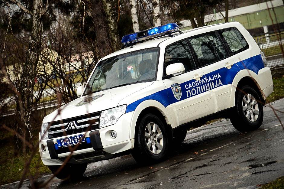  Mladić iz Majdanpeka automobilom udario dvojicu policajaca 