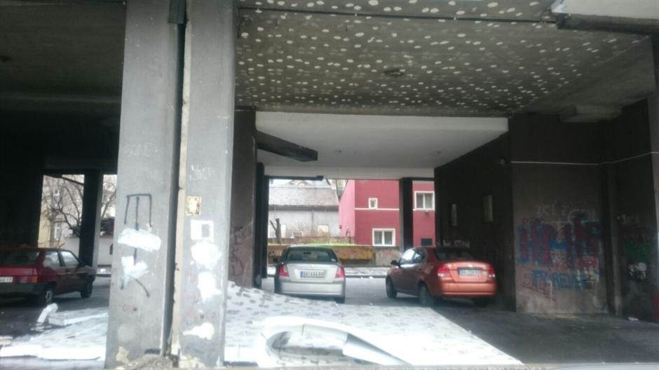  Beograd: Vetar ruši krovove i fasade 