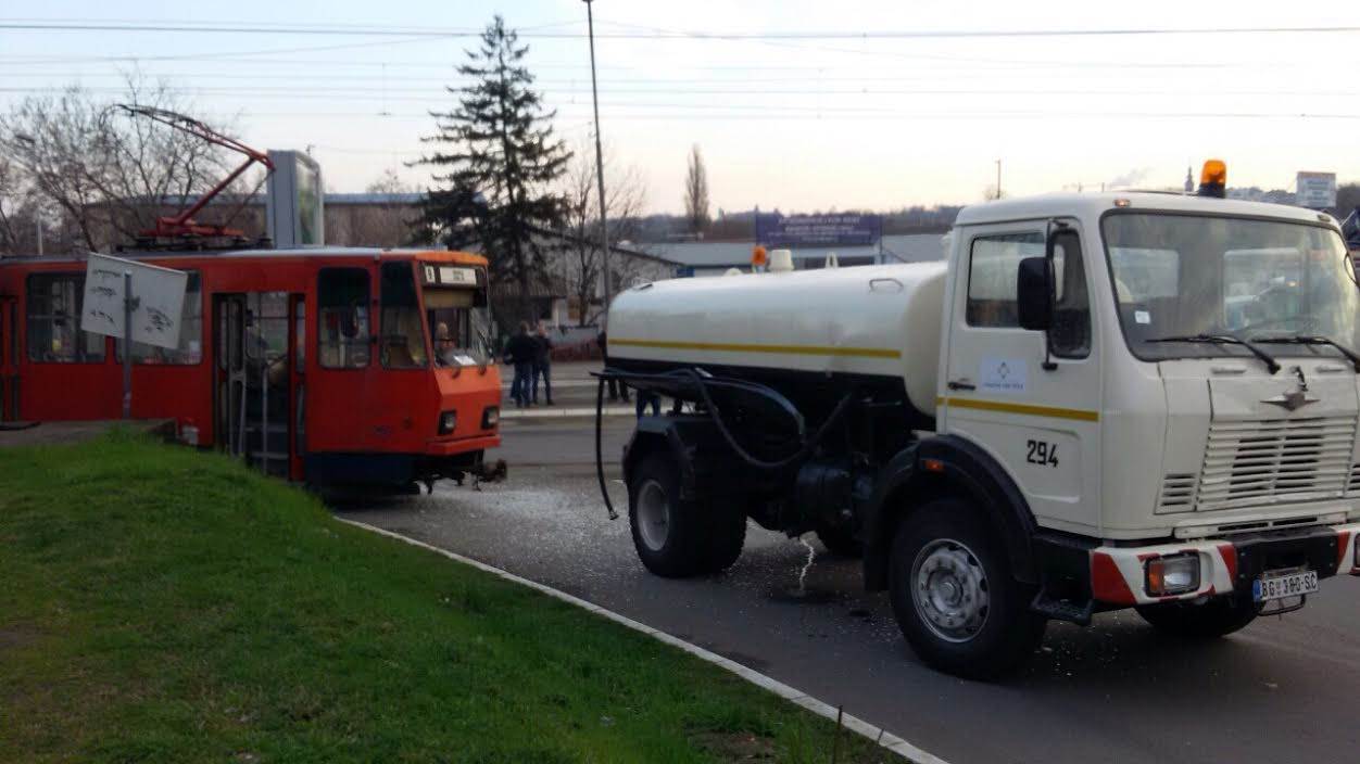  Novi Beograd - Tramvaj izleteo iz šina 