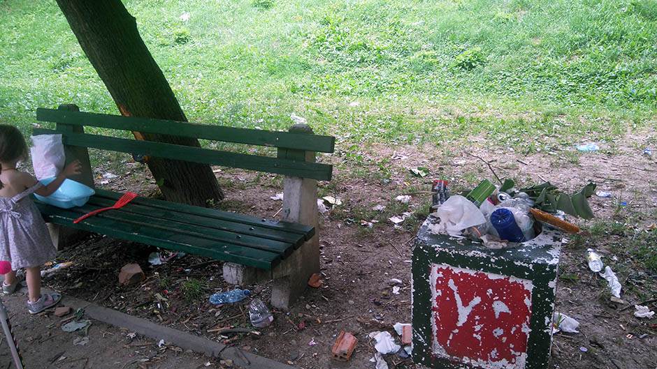  Smeće u dečijem parku u Rakovici se ne čisti danima 