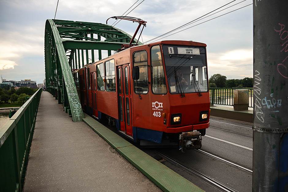 Muškarac skočio sa tramvajskog mosta 