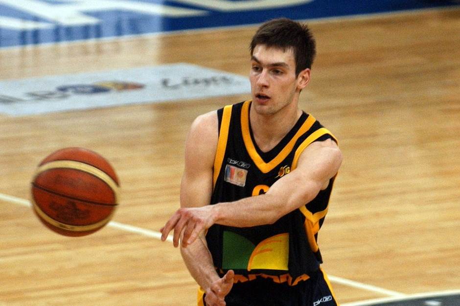  Branislav Ratkovica potpisuje za Partizan 