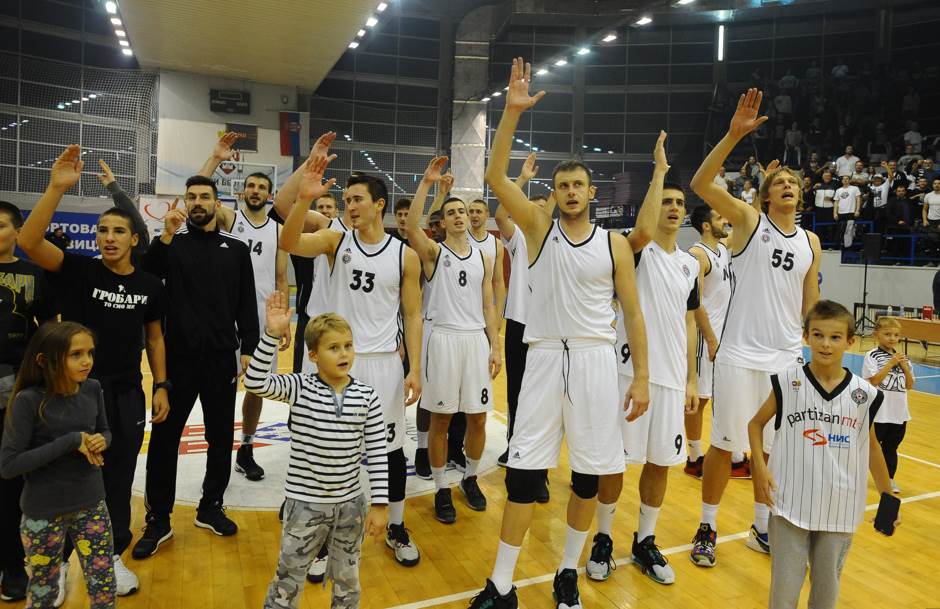  Partizan - Antverpen, pesma navijača i igrača, gosti na istezanju 