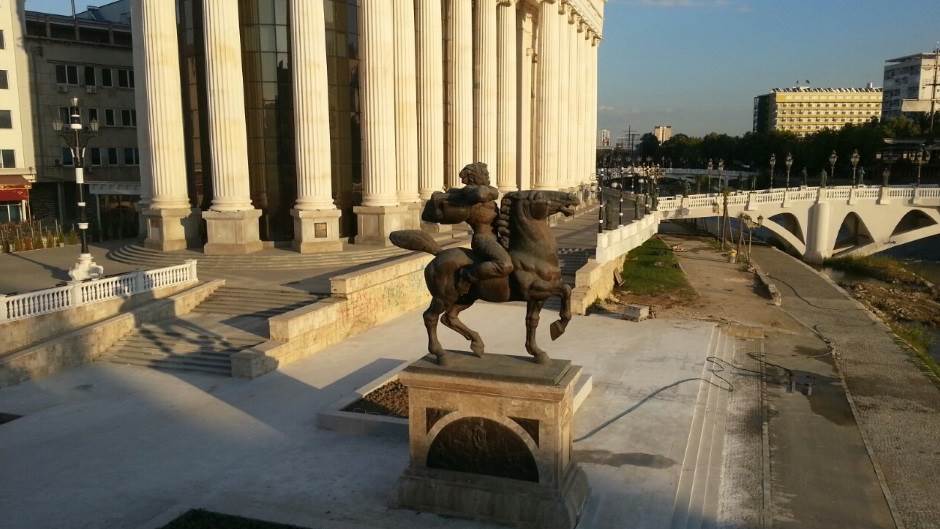  Skoplje - uništene nove table na spomenicima Aleksandra Makedonskog 