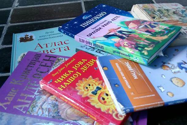  Škola Banović Strahinja - knjige iz školske biblioteke bačene u kontejner...evo zašto 
