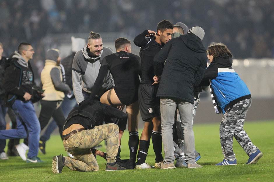  Navijači skidali igrače na Partizan - PAOK (FOTO i VIDEO) 