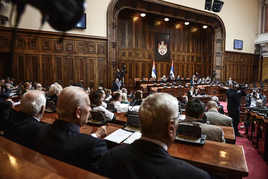   Skupština Srbije - Prekinuta sednica nakon burne rasprava 