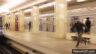  Rus napravio salto ispred voza u metro stanici u Moksvi 