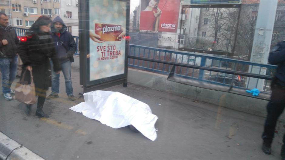  Beograd: Žena umrla dok je čekala autobus 