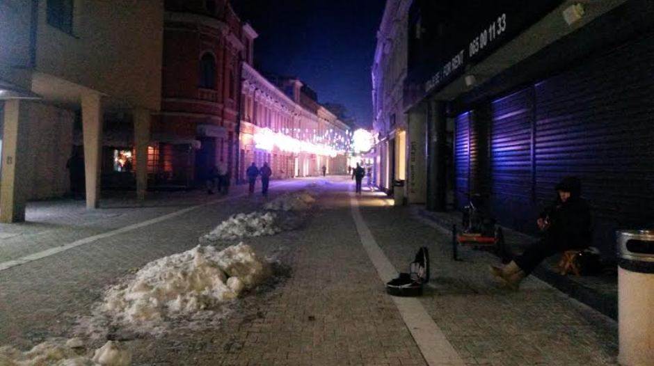  Banjaluka, Republika Srpska: Rus svira gitaru na ulici na -13 stepeni Celzijusa 