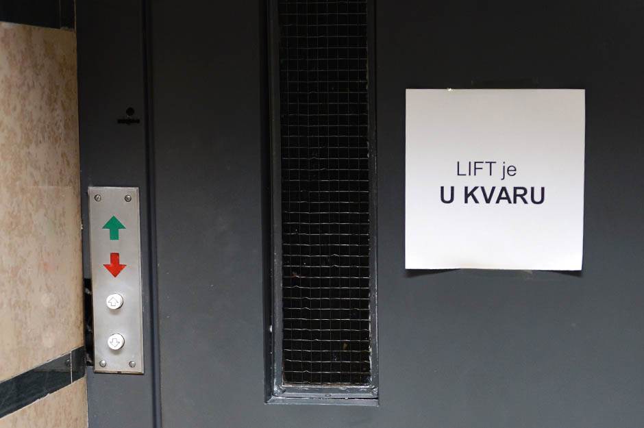  Lift na Novom Beogradu - umalo da pogine majka s bebom 