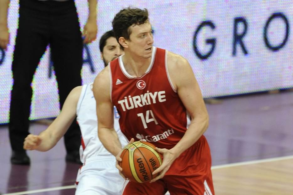  Turski košarkaš Omer Ašik dobio bakterijsku infekciju i mnogo smršao 