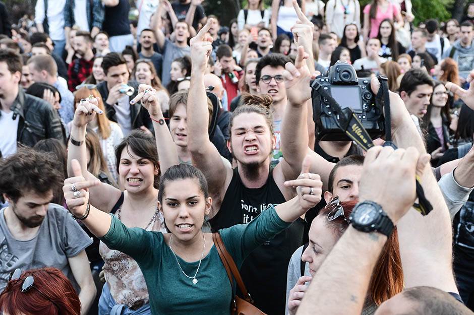  Protesti studenata zbog izbora u Beogradu - reagovanje SNS 
