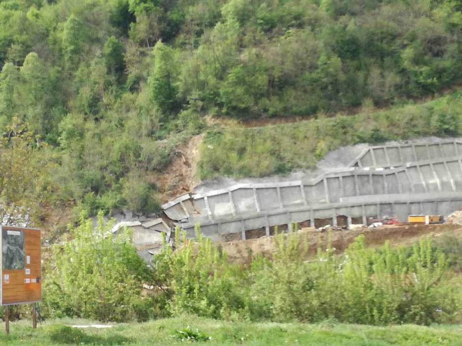 Grdelička klisura srušio se potporni deo autoputa kod Predejana 