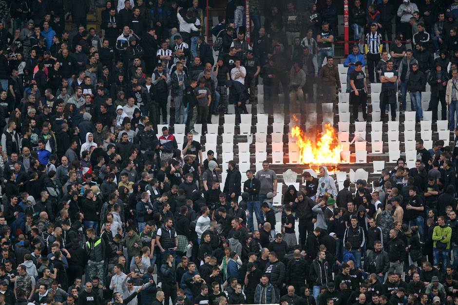  154 večiti derbi Zvezda - Partizan, Grobari palili stolice na jugu FOTO VIDEO 
