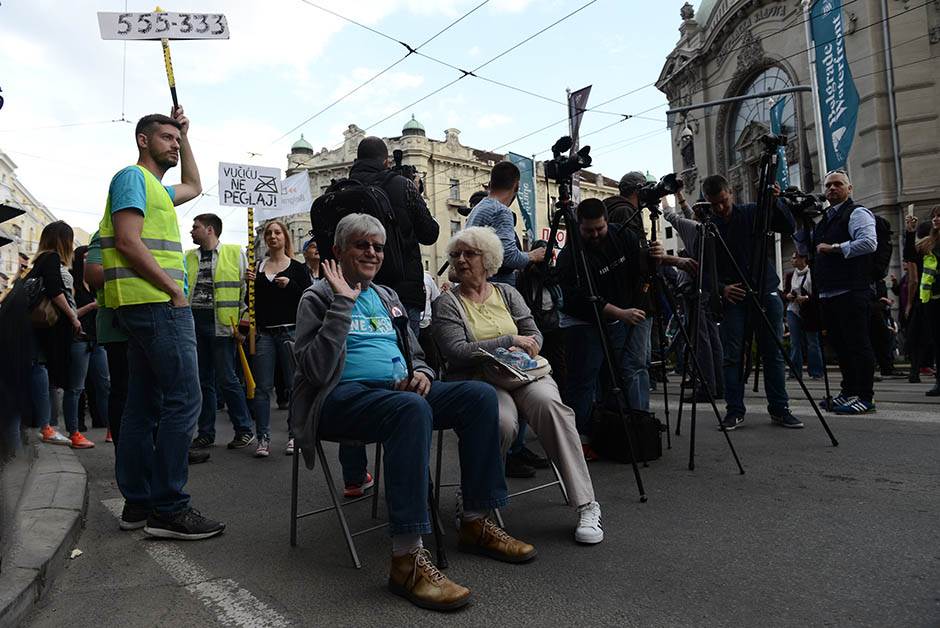  Beograd, protest protiv diktature: Peglali glasačke listiće 