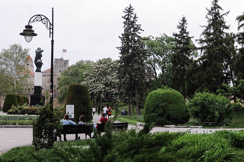  Beograd - spomenik zahvalnosti Francuskoj prekrili crnim platnom 
