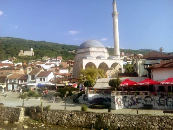  Prizren na Kosovu - Portret Skenderberga bačen s Trga Prizrenske lige 
